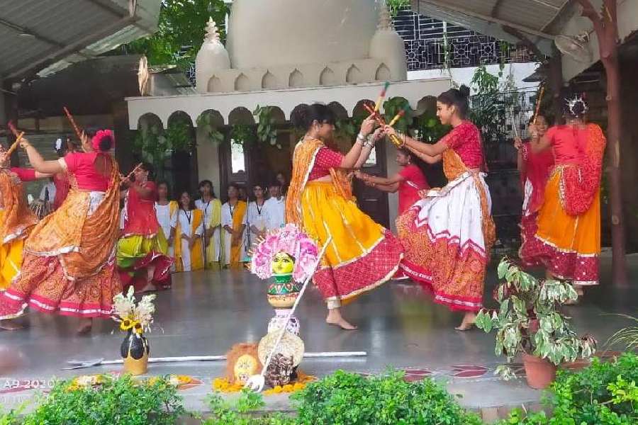 Students of Shri Shikshayatan celebrate Durgotsav