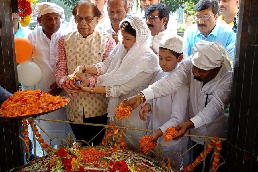 Trinamul and Congress Leaders Pay Homage to Ghani Khan on His 97th Birthday