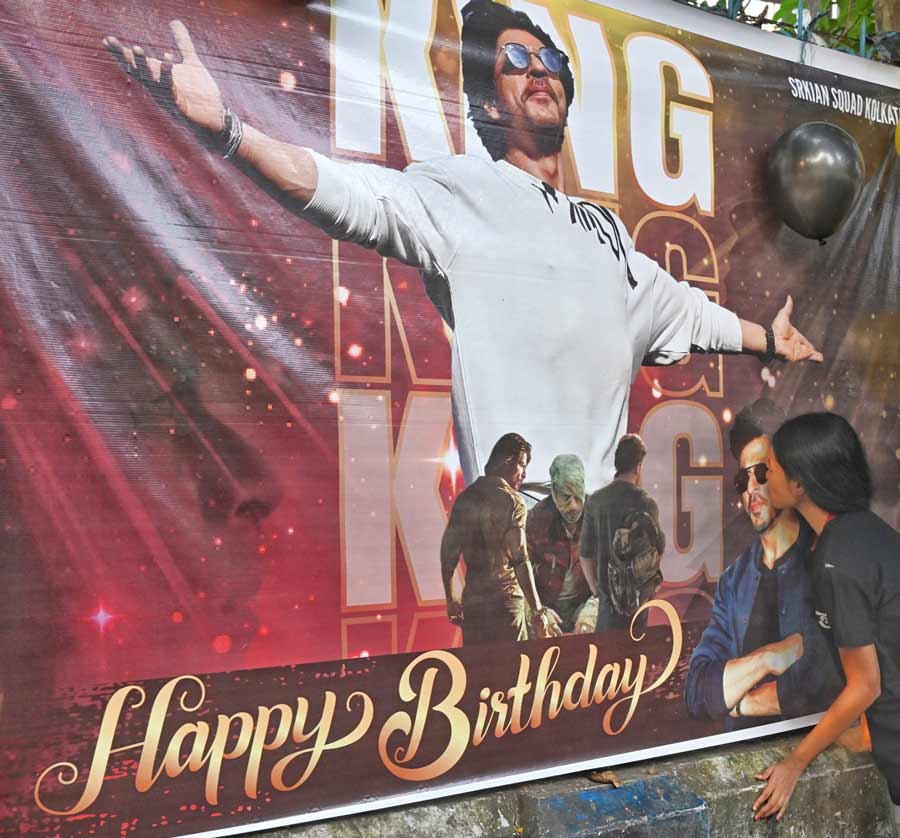 This besotted fan of SRK was spotted kissing the cheeks of SRK on the banner