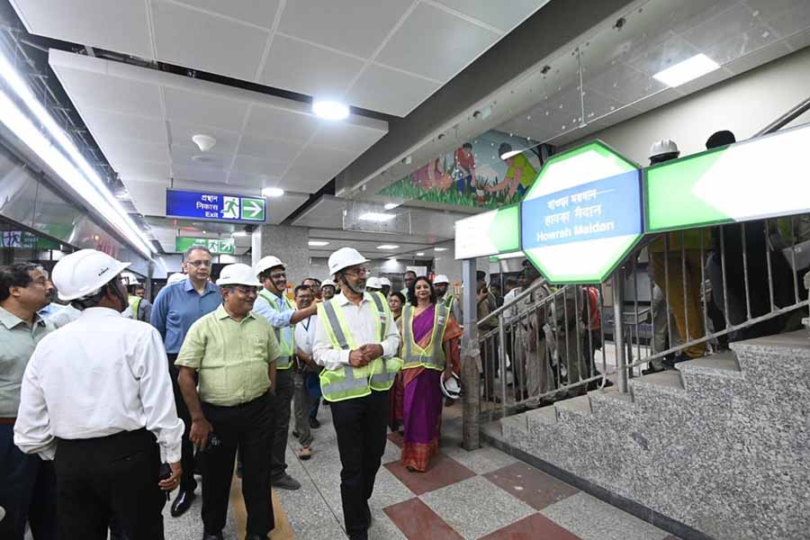 P Uday Kumar Reddy, general manager of Metro Railway, Kolkata, inspected #HowrahMaidan to #Esplanade stretch of Green Line on Thursday with senior officials of #MetroRailway & #KMRCL. He travelled under the river #Hooghly in a Metro and inspected all passenger amenities that are going to be provided at different stations