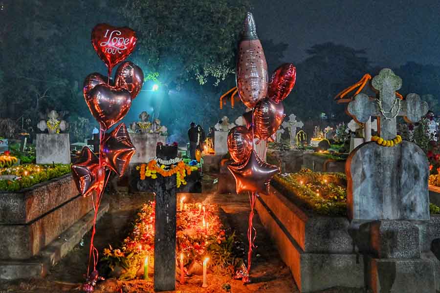 Heart-shaped glitzy balloons with ‘I Love You’ written on them at the Bhowanipore Cemetery