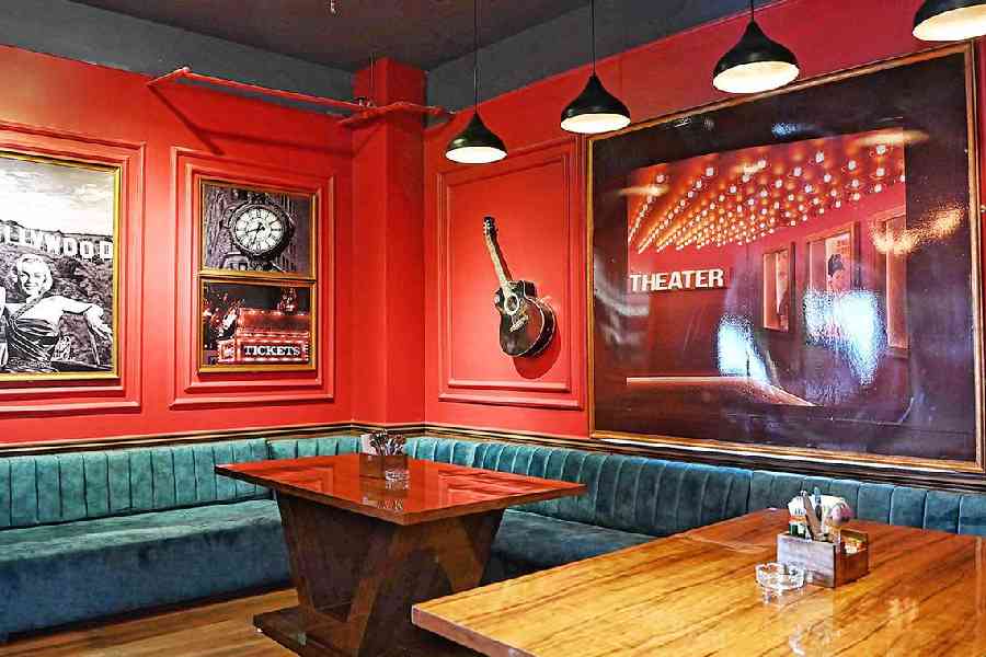 As you walk into Tall Tales, you’ll find yourself in the middle of a vintage New York speakeasy in the 1920s. The red walls with retro posters and an acoustic guitar give you the vibes of a jazz club with long blue plush sofas