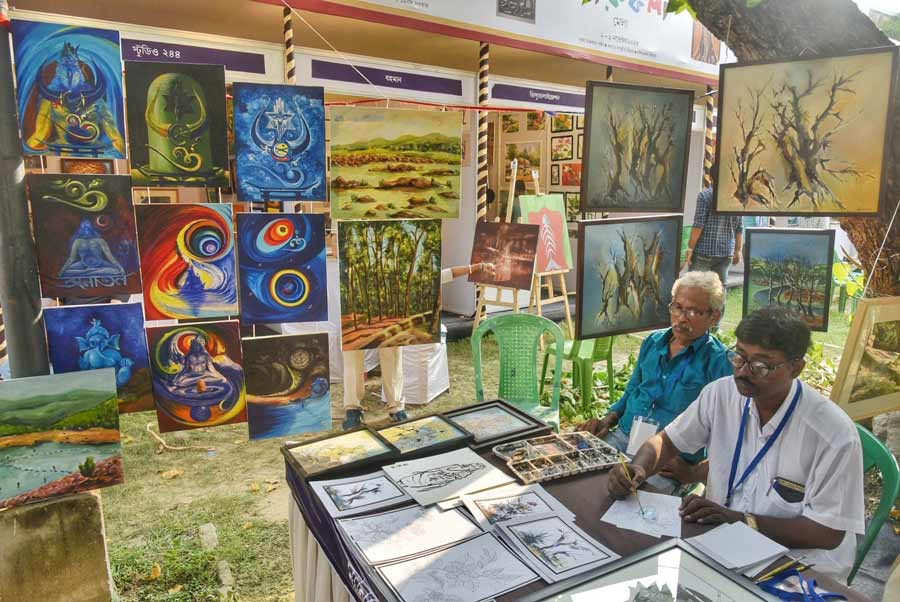 Charukola Utsab is being held at the Nandan-Rabindra Sadan complex along with Bangla Academy. Inaugurated on Thursday, the festival will continue till November 9. Artists showcased their skills for visitors