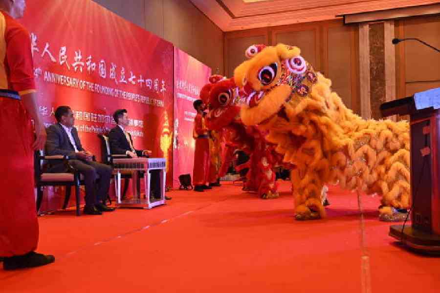 The reception was inaugurated with a traditional and auspicious dragon dance