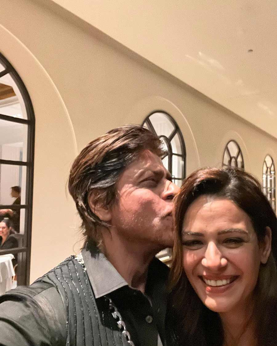Mona Singh shared a selfie in which Shah Rukh can be seen planting a kiss on her head.