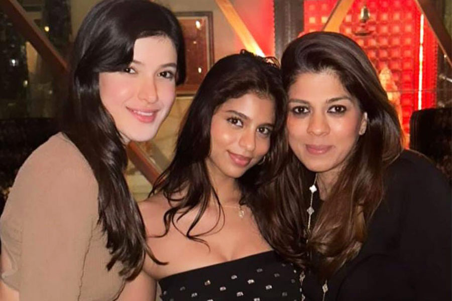 Pooja, who shares her birthday with Shah Rukh, shared a picture with the Jawan star’s daughter Suhana and Sanjay Kapoor’s daughter Shanaya Kapoor. 