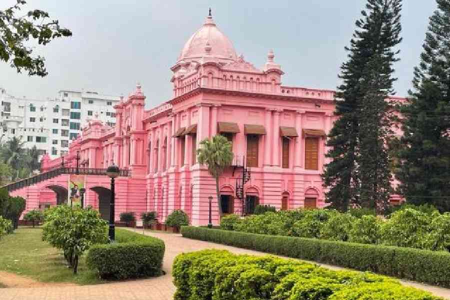 The grand Ahsan Manzil (below) in Dhaka is the former home of the nawab of Dhaka and now a museum