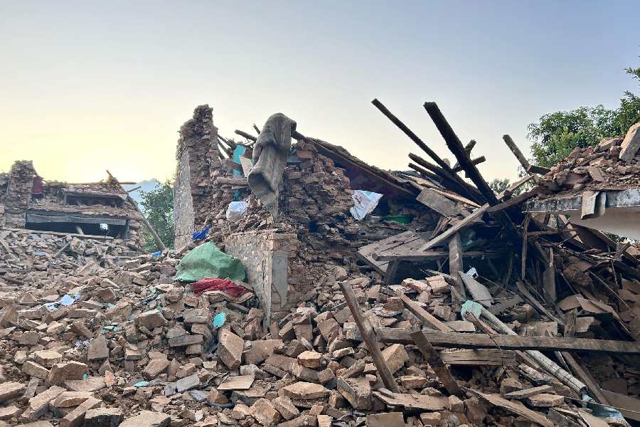 Earthquake Thousands Spend Night Under Open Sky In Nepal After