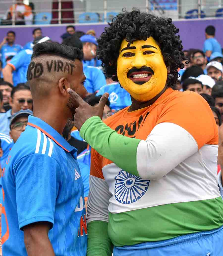 A fan flaunts a hair tattoo to wish Kohli