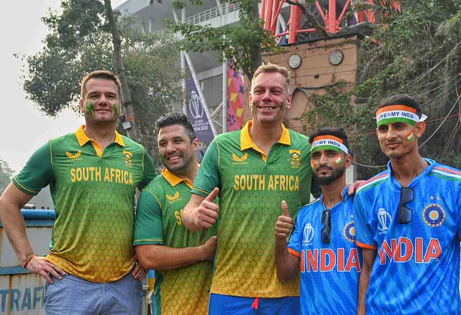 Indian and South African posed for a quick photograph before the battle begins