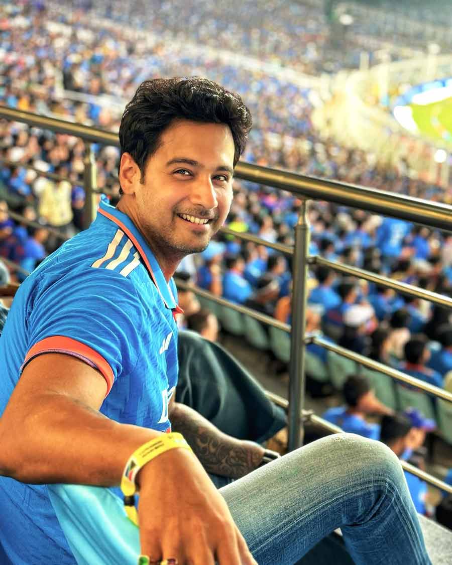 Sporting a blue Team India jersey and blue jeans, actor Yash Bhattacharya posted this: ‘India India..’