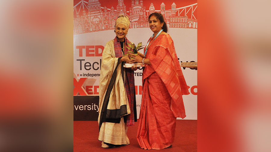 Manoshi Roychowdhury (right) felicitated Alokananda Roy for her incredible contribution in the field of dance