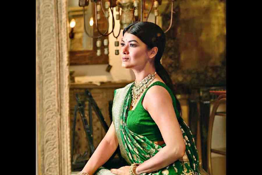 Neat sophistication makes this one a great Diwali puja-to-party look. An elaborate necklace and a couple of bangles complement the green pure silk Benarasi and the simple ponytail and dewy look. "I have always wanted to buy a green Benarasi, which I never did. I think it looks fabulous. A decade of modelling but I barely have any pictures in a green sari. So, I thought it would look different. This shoot is festive, glam and chic and it has to be a little different from what I usually do in my personal life," says Roja