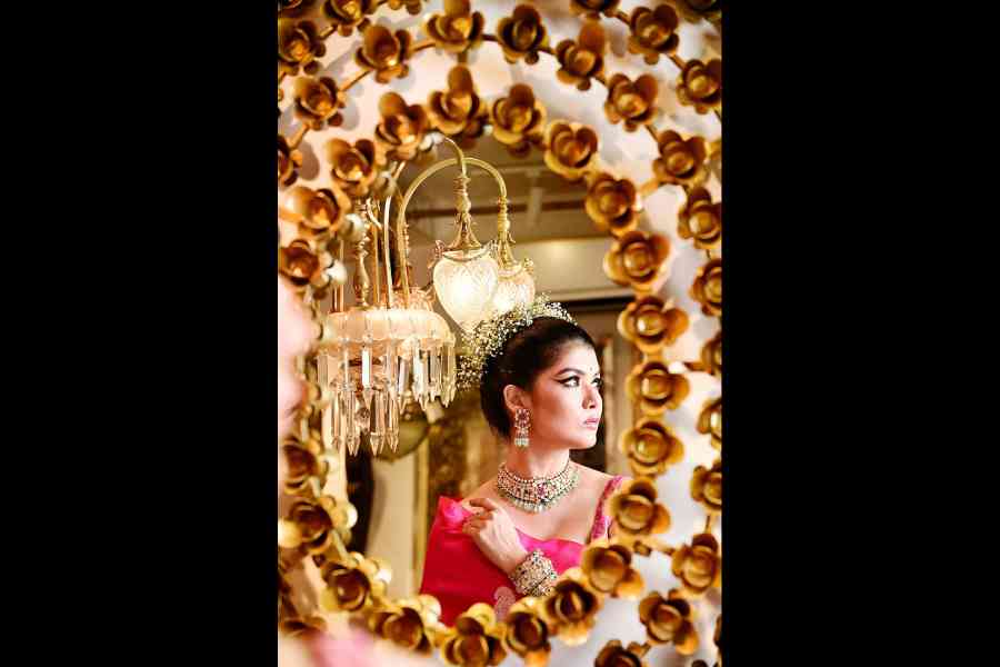 A mix of drama and tender femininity makes this dual fuchsia pink pure silk Benarasi look so beautiful. "I had not decided on a pink sari. It is only after seeing the sari that I chose to do pink. I am extremely fond of saris without a border. It’s a classic festive colour. The moment I saw the sari, I knew the look I wanted. I am sure of the drama that I want. I love flowers in my hair and I have experimented with every kind of flower, but never Baby's-breath. It looks really nice," says Roja. The bold eyes, the small bindi and elegant jewellery play perfect co-stars