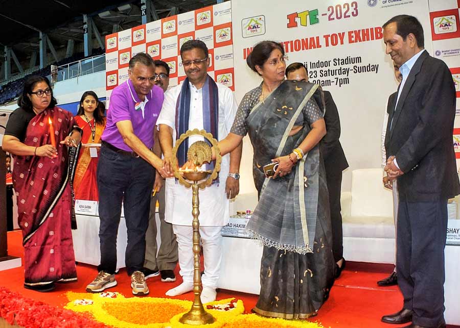 The exhibition was inaugurated by mayor Firhad Hakim and Dr Shashi Panja, state industries minister on November 4