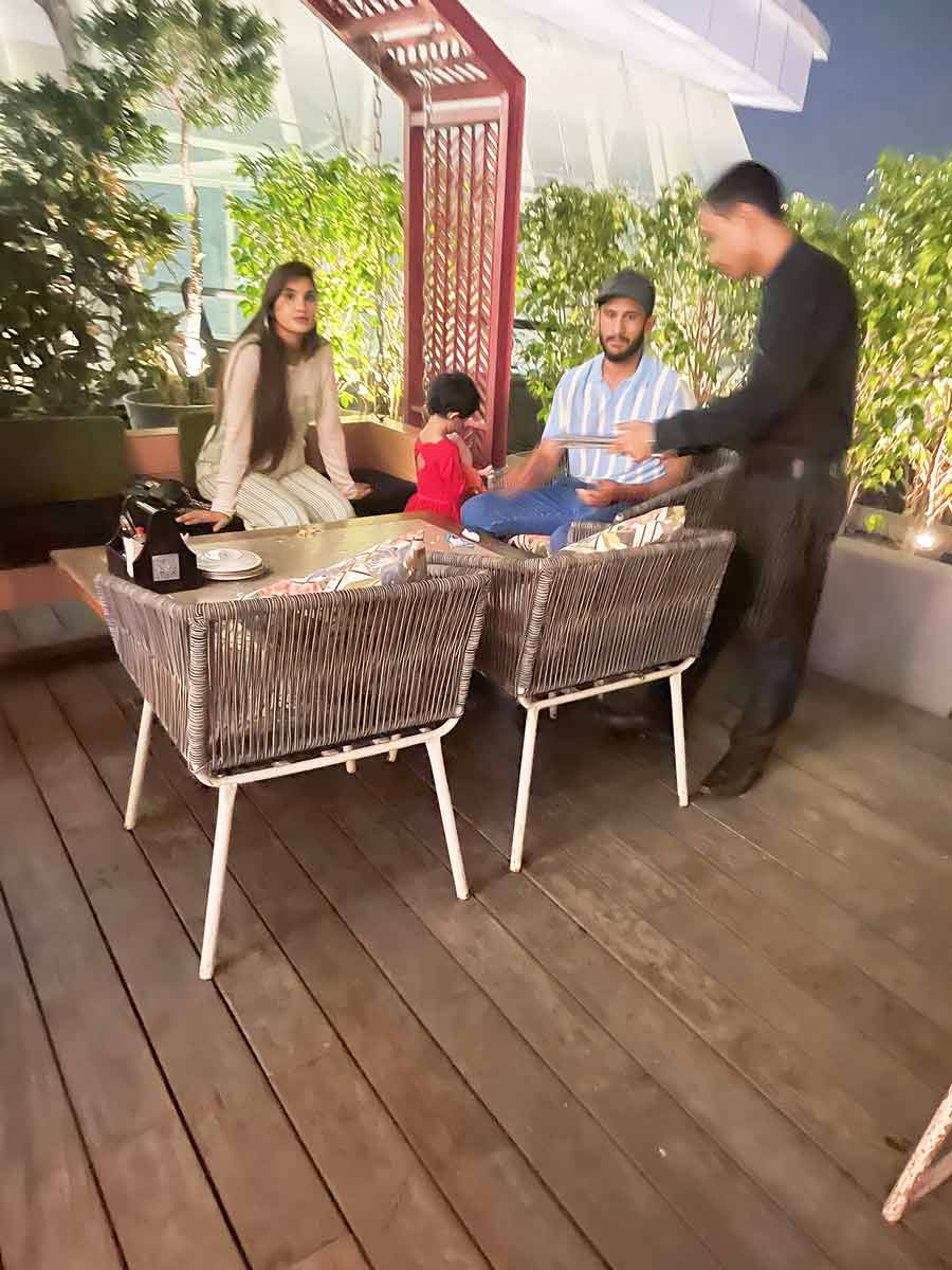 The trio then headed to Scrapyard, accompanied by Dip Biswas, DGM - Marketing and Operations, South City Mall and enjoyed a sumptuous dinner. The spread included lamb and chicken cooked in Indian style, a Thai curry and Baked Rosogolla