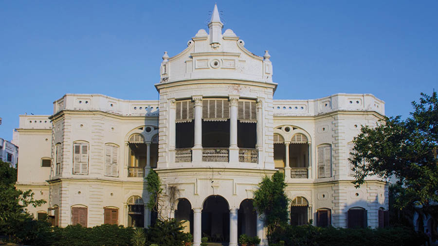 The front façade of the Dalmia House in Varanasi