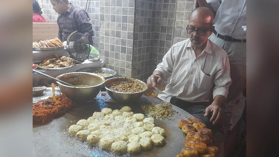 'Aloo tikkis' being prepared at a chaat house in Varanasi 