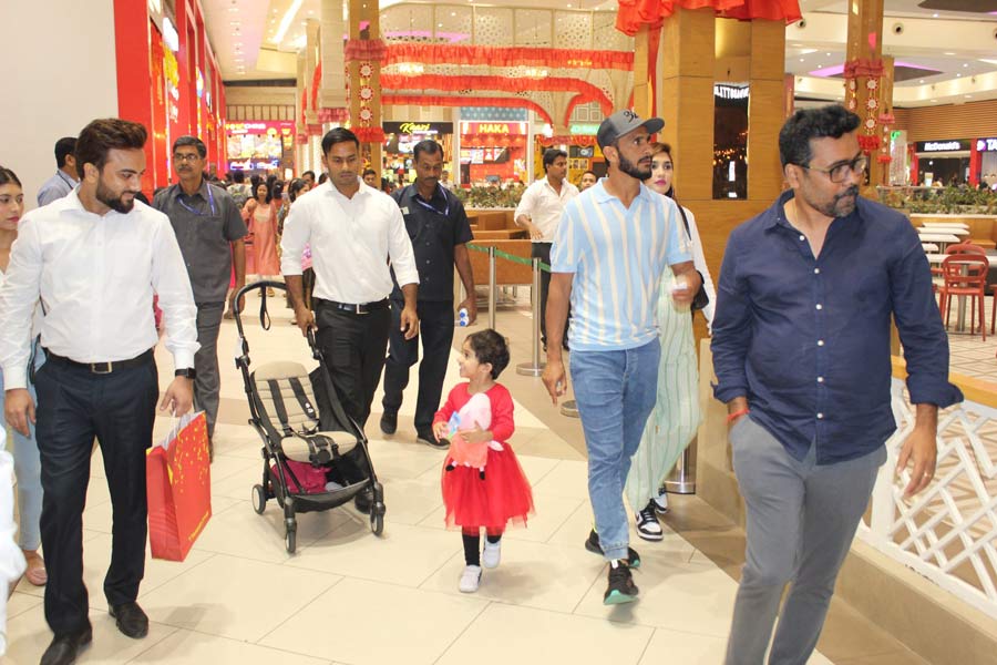 The player and his family went around exploring the south Kolkata mall accompanied by Dip Biswas, DGM - Marketing and Operations; other staff members and security personnel
