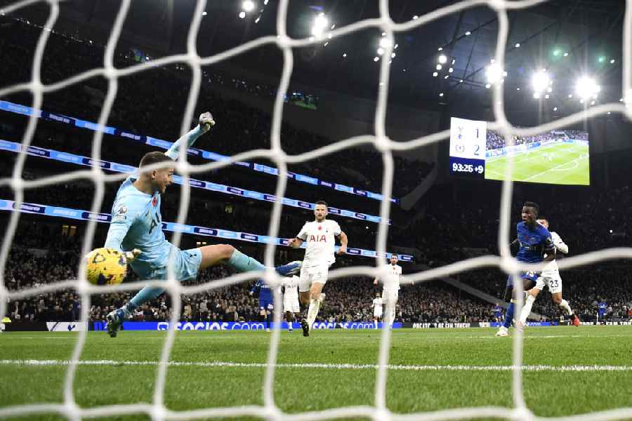 Tottenham Hotspur's Undefeated Record Ends in Chaotic Loss to Chelsea