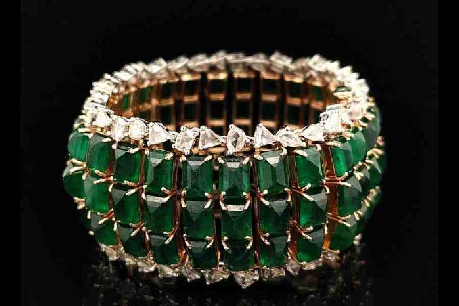 Invest in this versatile Rose Cut Diamond Bracelet piece, made of 18Kt gold with Zambian emerald to enhance your Diwali evening party look. The best part? It can be adorned both as a choker and bracelet. Price on request @pgj.jewelry (Instagram)