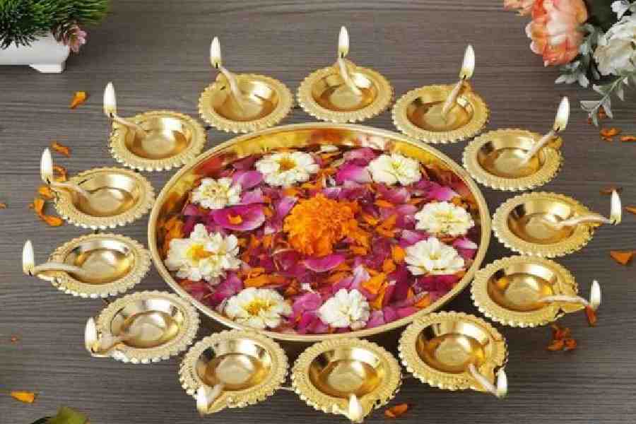 Home decor products make great Diwali gifting options. How gorgeous is this diya-shaped urli?! Rs 699 @www.amazon.in