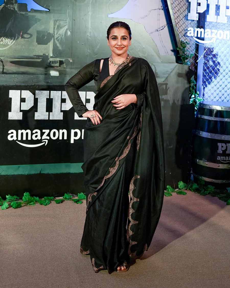 Vidya Balan in a black saree and backless blouse | Backless blouse,  Backless blouse designs, Black saree