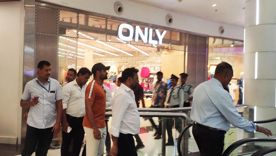 ‘The duo left the mall after visiting  SunGlass Hut,’ said Manmohan Bagree, vice-president of South City Mall. Special security arrangements were in place for the cricketers’ visit and no one was allowed to come close to them. Both the cricketers waved to fans but couldn’t interact due to protocol and safety reasons