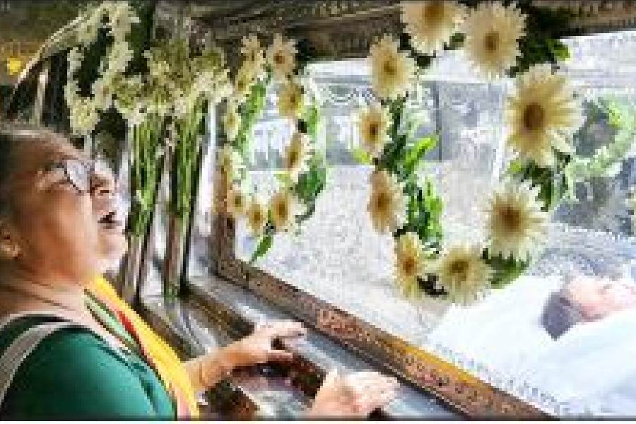 A lady sings Tagore’s Peyechhi chhuti biday deho to bid farewell to Halder