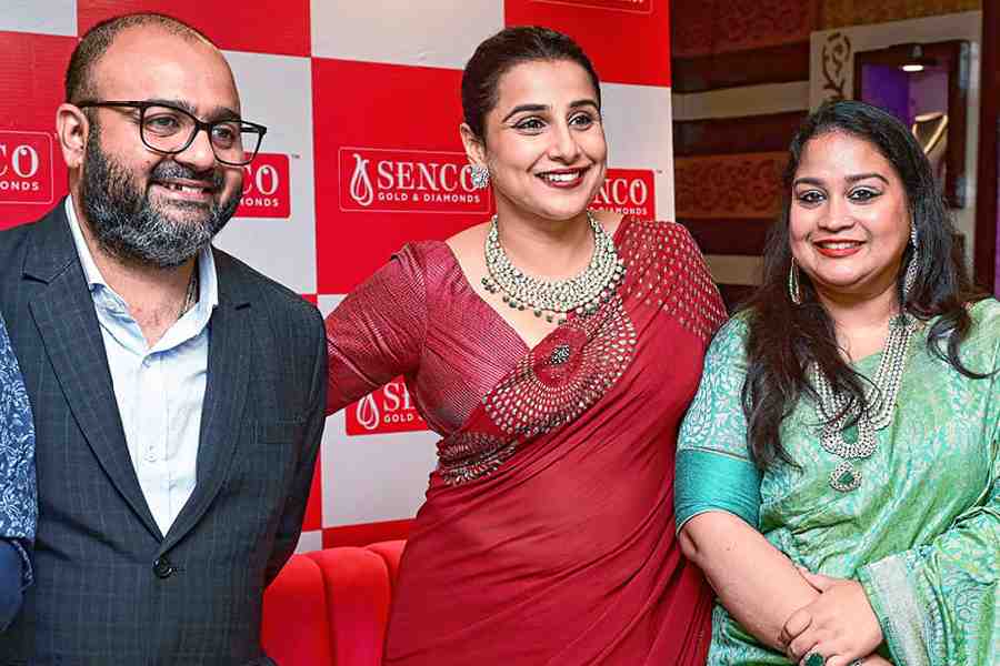 Actress Vidya Balan (centre) with Suvankar Sen, MD & CEO, and Joita Sen, director and head of design &amp; marketing, Senco Gold &amp; Diamonds