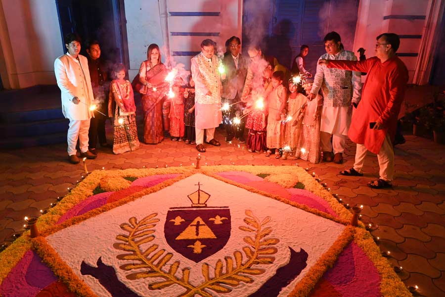 The celebrations began with school principal Terence Ireland, guests representing the district’s Rotary International and students of Ekta (evening school for underprivileged children) burning green ‘phooljharis’