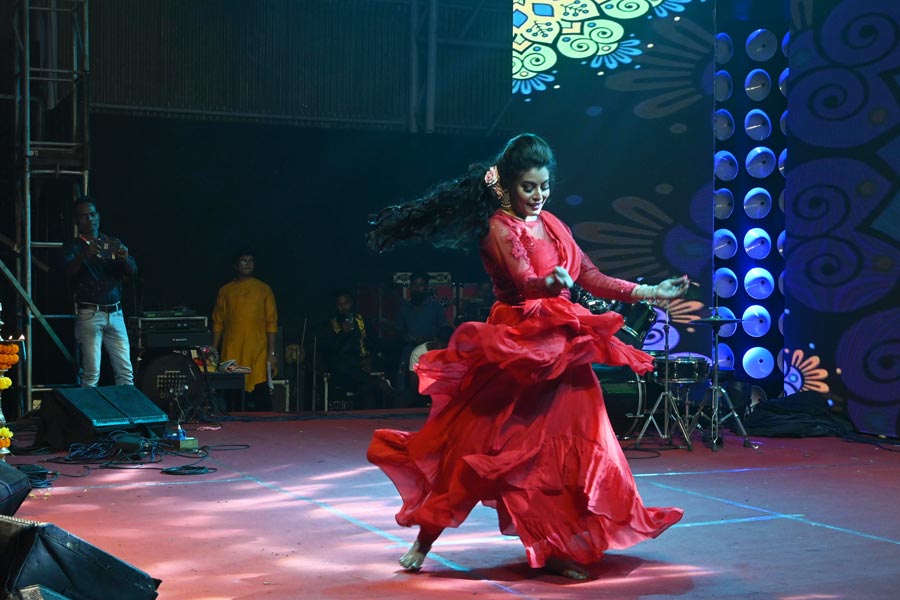 Actress-cum-dancer Anindita Banerjee Roy danced to ‘Ang Laga De’ from Ram-Leela. Commenting on the energy of the students, the actress of ‘Josh’ and ‘Romeo’ said: ‘It is wonderful to see such enthusiasm among the children. The dance performances are absolutely fantastic. I am enjoying it’ 