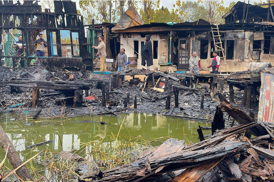 Three Bangladeshi Tourists Killed in Fire at Srinagar Houseboats