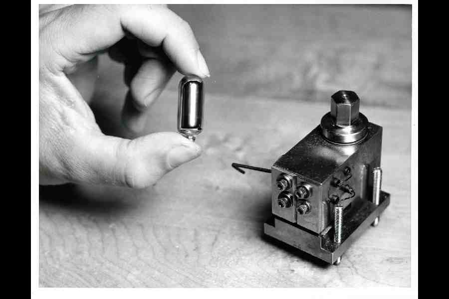 a cesium capsule and the “oven” that vaporises it into a beam of atoms