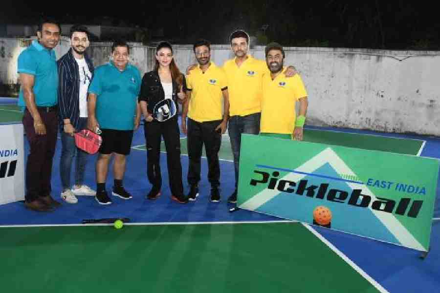 (L-R) Akhilesh Jayaswal, Bonny Sengupta, Pradip Churiwal, Koushani Mukherjee, Suraj Juneja, Vineet Bhandari and V. Venkatesh