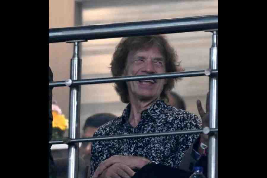 Eden Gardens had a special guest on November 11 and it was none other than Sir Michael Philip Jagger, popularly known as Mick Jagger. The Rolling Stones singer who has been in India as an international patron of the Jodhpur RIFF (Rajasthan International Folk Festival) that was held from October 26-30, dropped by at Eden Gardens to watch England and Pakistan fight it out