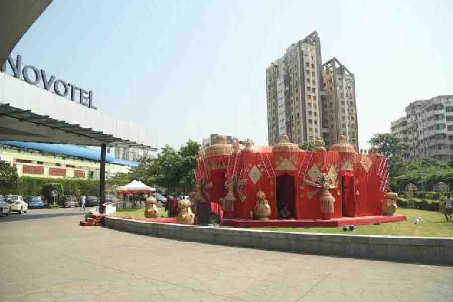 The decor was bright red, a major festive colour associated with Durga Puja. Straw and cane figures and traditional motifs adorned the pandal on the outer area of the hotel. 