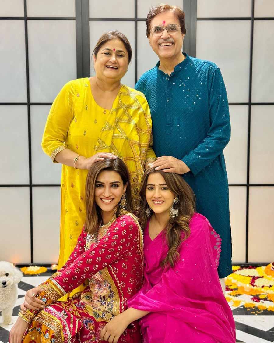 Kriti Sanon celebrated Diwali with her sister Nupur and her parents, Rahul and Geeta Sanon. The actress kept her hair open and went for a full-sleeved kurti and pants coupled with golden juttis. 