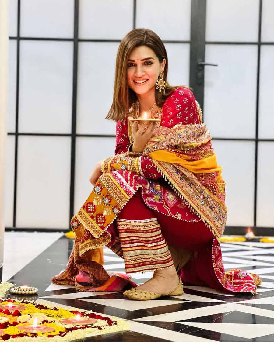 Kriti Sanon opted for an embroidered kurta, pants and dupatta in rani pink and yellow, and celebrated Diwali with her sister Nupur Sanon. 
