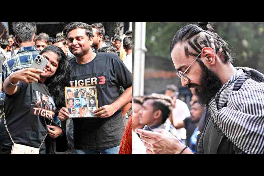 (l-r) t2 caught friends who wore customised Tiger 3 T-shirts and held a Salman placard to click a selfie, Man bun like Pathaan but a Tiger fan for life! #WeLove