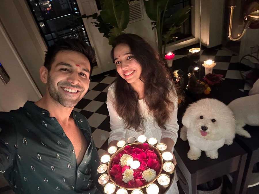 Kartik Aaryan set the mood for the festive season with his sister Krittika Tiwari. They held a plate full of scented candles and rose petals and went for a minimalistic ethnic look.
