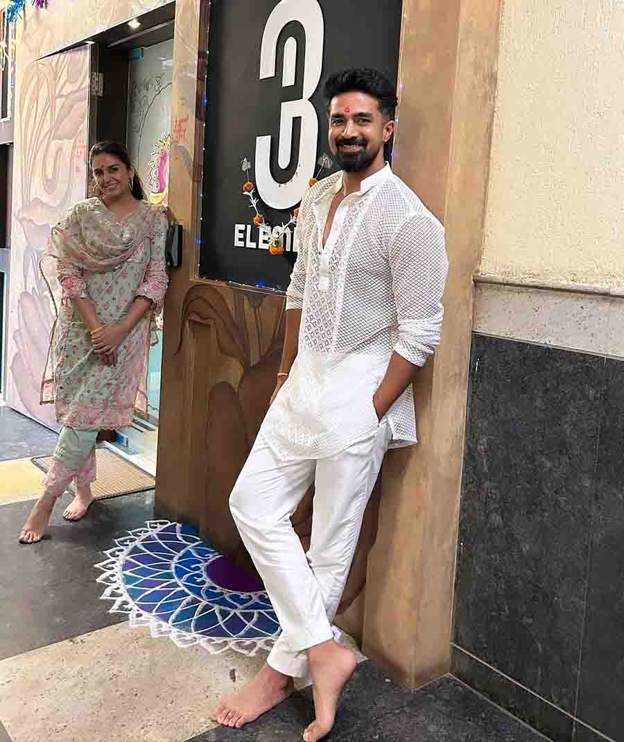 Huma Qureshi celebrated the festival with her and her brother Saqib Saleem’s colleagues at their Elemen3 Entertainment office.