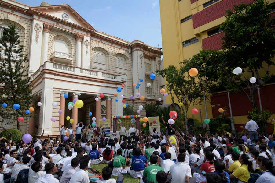 The busy Children’s Day at the city’s favourite science destination, Birla Industrial and Technological Museum, began with the release of gas balloons