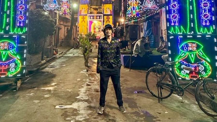 ‘Happy Diwali and Kali Pujo शुभ दीपावली और जय काली मा’ – Jagger captioned the image