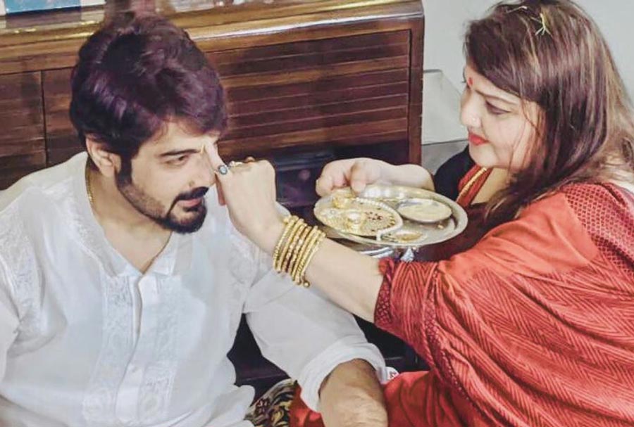 Superstar Prosenjit Chatterjee’s sister Pallavi put up this social post captioning: ‘"Cherishing the timeless bond between brothers and sisters on Bhai Phota – a celebration of love, tradition, and the enduring strength of siblinghood. 🌼👫’
