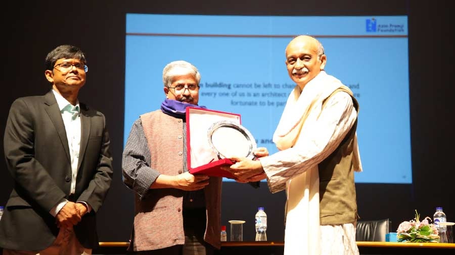 IIM Calcutta hosted its 63rd Foundation Day Lecture and Distinguished Alumnus Award Ceremony 2023 on Tuesday evening. (In picture) IIM Calcutta director Sahadeb Sarkar and chairperson, board of governors, IIM Calcutta Shrikrishna Kulkarni felicitates chief guest Sudheesh Venkatesh, chief communications officer and managing editor, Azim Premji Foundation  