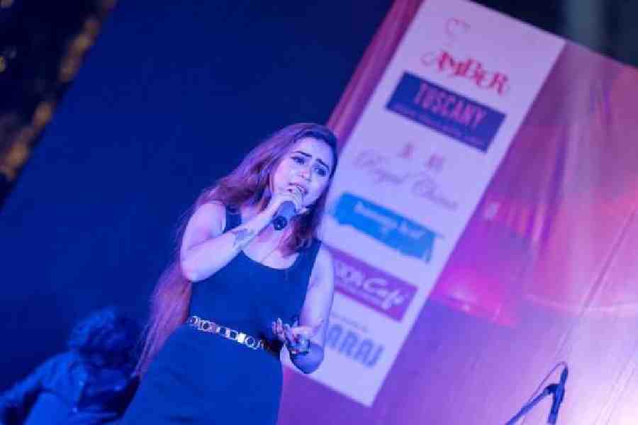 Indian Idol fame Manisha Karmakar sang some melodious Bollywood hits, entertaining everyone thoroughly at the pre Diwali bash