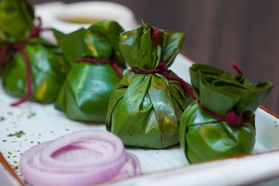Kaffir Lime infused Sarson Mahi Tikka: A flavorful fish tikka with a ‘desi’ twist. The fish is marinated in mustard, wrapped in a banana leaf (giving it a paturi vibe), and cooked with a subtle touch of kaffir lime. Pocket pinch: Rs 900