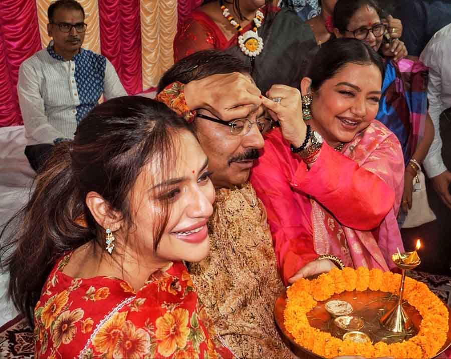Actresses Nusrat Jahan and June Maliah apply ‘phonta’ on minister Biswas at the event. Some of the other Tollywood actresses present included Oindrila Sen and Saayoni Ghosh