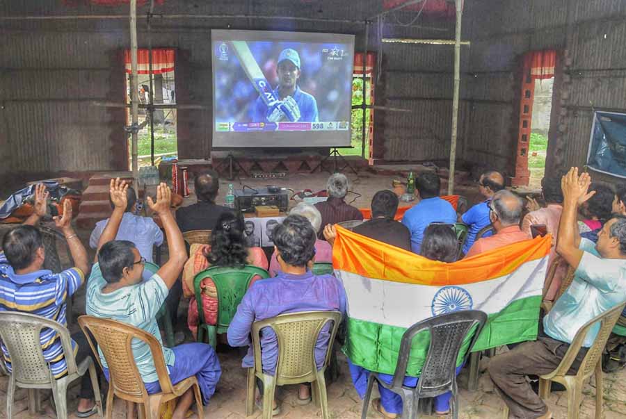 People in south Kolkata enjoying the India vs New Zealand match on Wednesday  